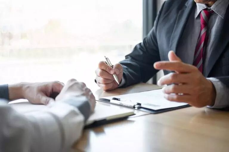 Who pays cost commerical lease dispute